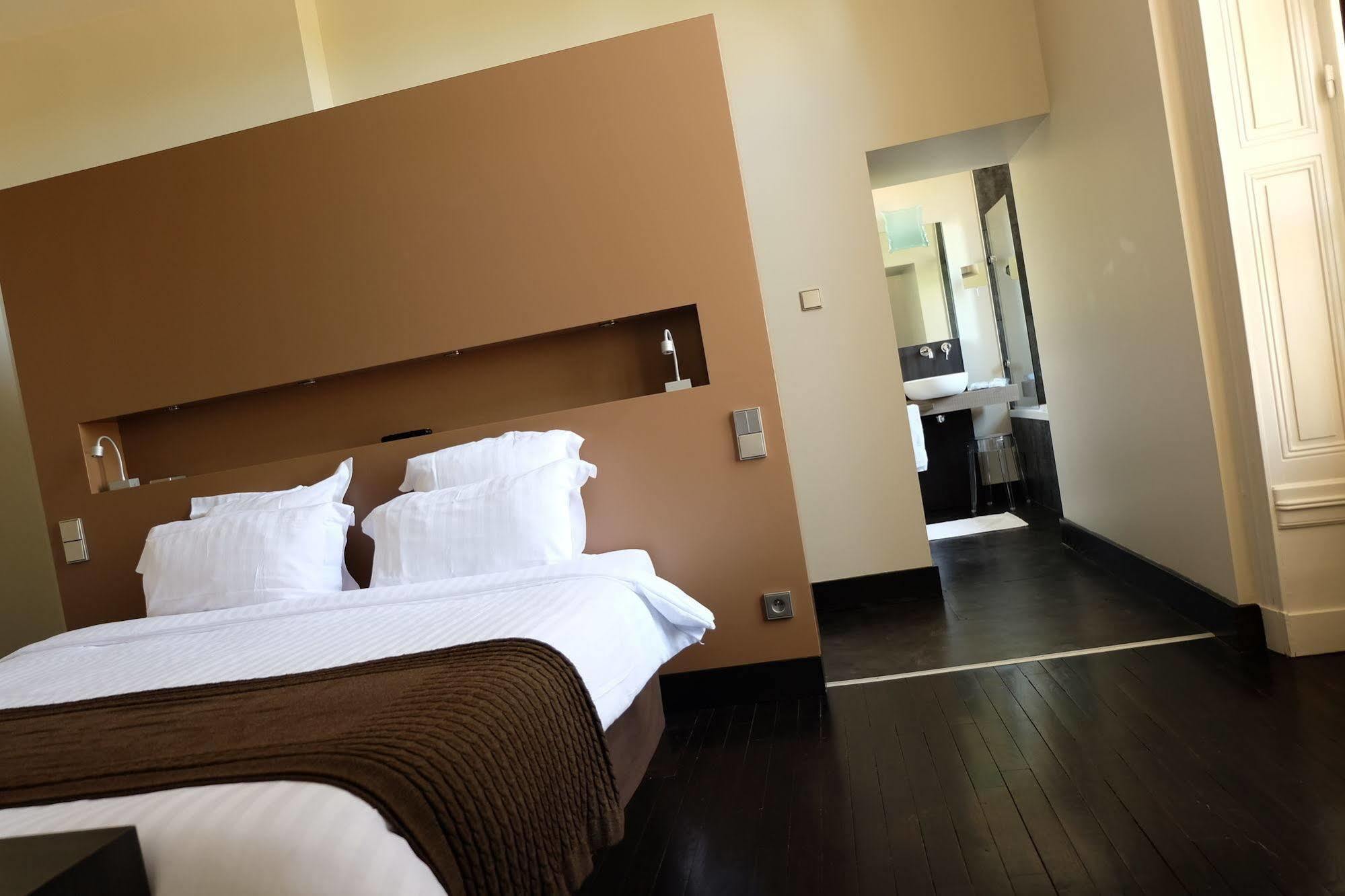 Chateau De Champlong Table Hotel **** Golf & Spa Villerest  Bagian luar foto